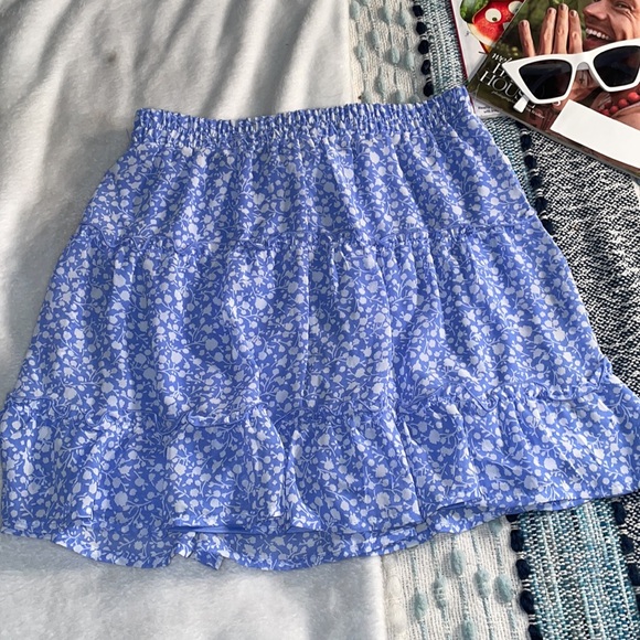 Sienna Sky Tiered Crepe Mini Skirt- Medium - Picture 3 of 3